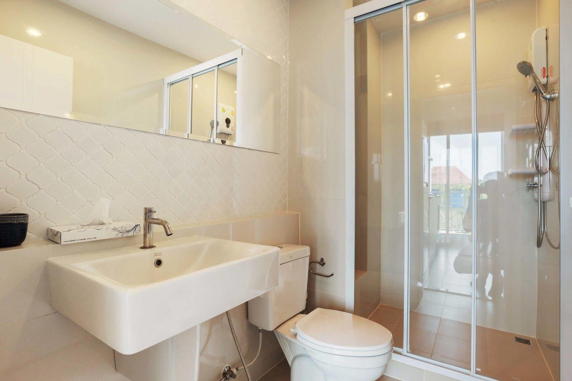 Favstay - The Base Downtown Phuket Exterior photo